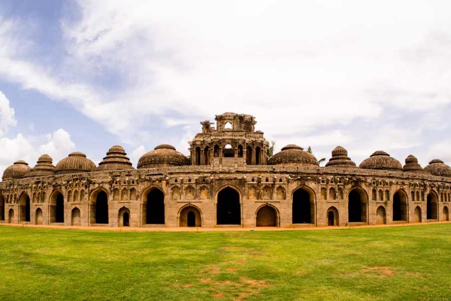 আপনি ভ্রমণে বেরিয়ে প্রাকৃতিক শোভার মতোই ঐতিহাসিক স্থান, স্মারক দেখতে ভালোবাসেন?  সে ক্ষেত্রে এক কালের বিজয়নগর সাম্রাজ্যের অধুনালুপ্ত রাজধানী বিজয়নগরের ঐতিহাসিক ধ্বংসাবশেষ স্বচক্ষে দেখতে হলে আপনাকে যেতে হবে হাম্পি।
