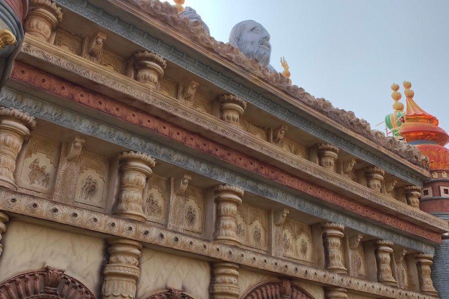 ভাবনায় উঠে এসেছে রবি ঠাকুরের ‘বহু দিন ধরে, বহু ক্রোশ ধরে...’, এই ভাবনাটি। এ কথা  মাথায় রেখেই তৈরি করা হয়েছে মণ্ডপ।