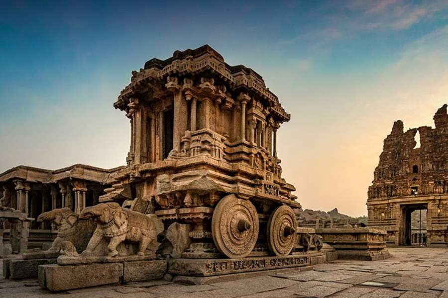 হাম্পি জুড়ে দ্রাবিড় স্থাপত্য, মন্দির ও প্রাসাদের ধ্বংসাবশেষ ছড়িয়ে আছে।   চোখজুড়নো এই সব স্মারক সংগ্রহশালার জন্য হাম্পি গ্রামটি ইউনেস্কো কর্তৃক বিশ্ব ঐতিহ্যবাহী স্থান হিসাবে স্বীকৃত।