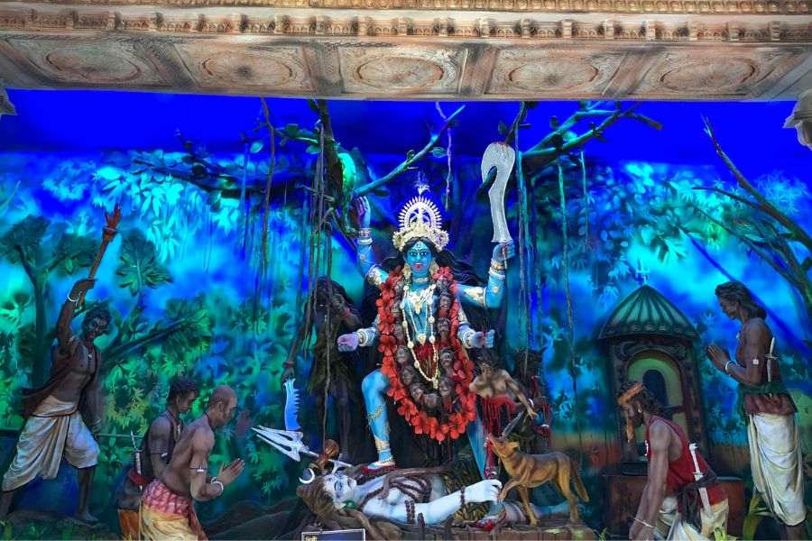 প্রতিমাতে অবশ্য ঐতিহ্যের স্পর্শ।