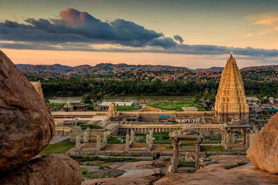 কথিত, বিজয়নগর সাম্রাজ্যের প্রধান ঈশ্বর হলেন ভগবান শিব বা, বিরুপাক্ষেশ্বর এবং ভুবনেশ্বরী বা পার্বতী।  হাম্পির বিজয়নগর সাম্রাজ্যের মন্দিরগুলি আংশিক ও সম্পূর্ণরূপে ধ্বংস হয়ে গিয়েছে। ধ্বংস হওয়া মন্দিরকে বলা হয়ে থাকে মূর্তিবিহীন স্মৃতিসৌধ।