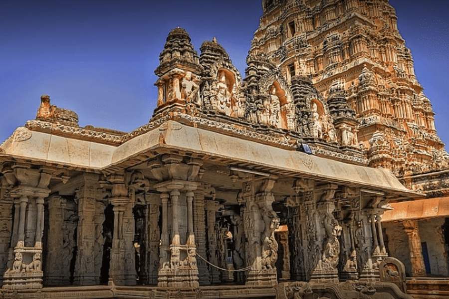 ১. বিরুপাক্ষেশ্বর মন্দির -   এই মন্দির ভগবান শিবের উদ্দেশ্যে উৎসর্গিত। বলা হয়ে থাকে, হাম্পির এক মাত্র এই মন্দিরটি সপ্তম শতাব্দীতে তার সূচনা থেকে অবিচ্ছিন্নভাবে রয়েছে। এটি ভারতের প্রাচীনতম কার্যকরী মন্দিরগুলির মধ্যে অন্যতম৷