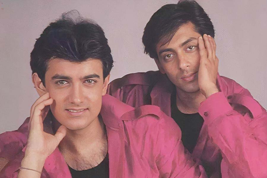 ১৯৯৪ সালে মুক্তিপ্রাপ্ত ‘আন্দাজ় আপনা আপনা’ ছবিতে একসঙ্গে অভিনয় করতে দে‌খা যায় আমির এবং সলমনকে। একে অপরকে শৈশব থেকেই চিনতেন দুই তারকা।