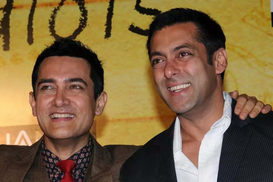 বলিপাড়া সূত্রে খবর, মুম্বইয়ের পালি হিল এলাকার একটি স্কুলে একসঙ্গে পড়তেন আমির এবং সলমন। তাঁরা যখন দু’জনেই দ্বিতীয় শ্রেণির ছাত্র তখন থেকেই একে অপরকে চিনতেন।একসঙ্গে একই ক্লাসরুমে পড়াশোনাও করেছেন বলিপাড়ার দুই খান।