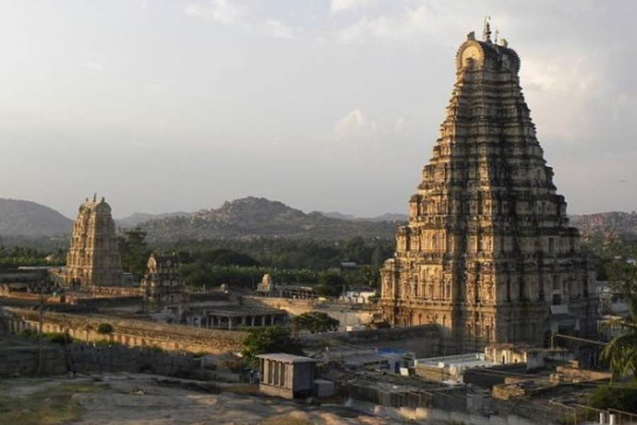 এটি সকাল সাড়ে আটটায় মন্দিরের পাশে তুঙ্গাভদ্রা নদীতে স্নান সেরে বিরূপাক্ষেশ্বর মন্দির প্রদর্শন করে। তার পর ভক্তদের স্বাগত জানাতে দাঁড়ায়।