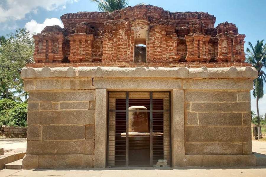 বিরুপাক্ষেশ্বর মন্দিরের আশেপাশের এলাকায় রয়েছে বাদাবলিঙ্গ নামে শিবলিঙ্গ, মনোলিথিক নন্দী নামক ষাঁড়, গণপতি সৌধ, সাসভে কালু গণপতি বা হস্তী, কদলেকালু গণপতি, নরসিংহ শাস্ত্র, বীরবদ্র মন্দির।   আর আছে বিরূপাক্ষেশ্বর মন্দিরের পাশে বর্তমানের হাম্পি বাজার।