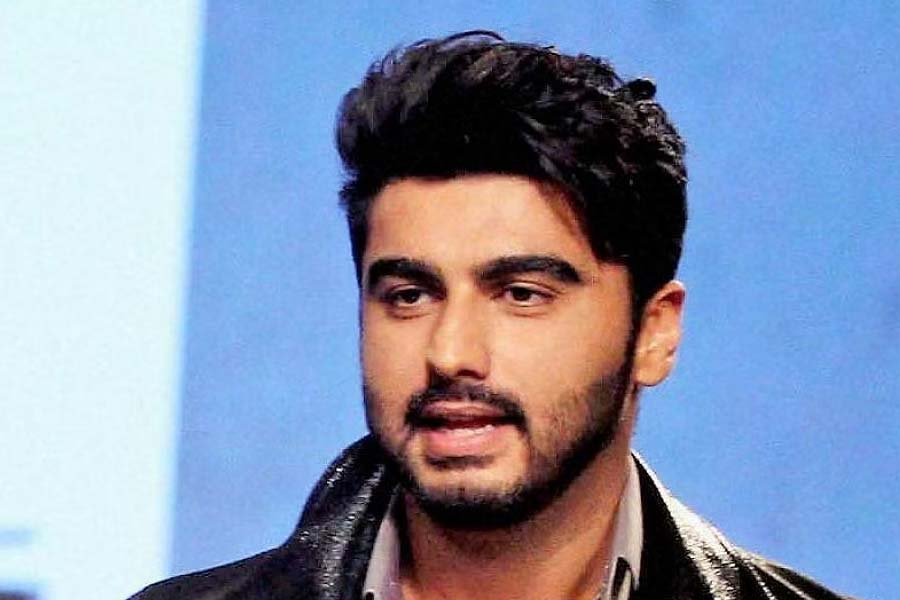 মেয়েরা আশপাশে থাকলেই নাকি লজ্জা পেতেন অর্জুন। সে কারণে সোনাক্ষীর সঙ্গে স্কুলে পড়ার সময় গভীর বন্ধুত্ব গড়ে ওঠেনি বলে জানিয়েছিলেন অভিনেতা।