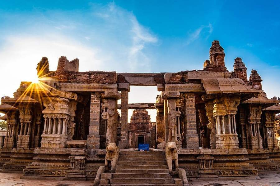 ২. বিজয়া বিট্টলা স্মৃতিস্তম্ভ -  মূর্তি বিহীন এক মন্দির এবং এখানে কোনও পুরোহিত নেই। মন্দিরের ভিতরে কোনও বিগ্রহ না থাকায় একে মন্দির নয়, স্মৃতিস্তম্ভ বলা হয়। 