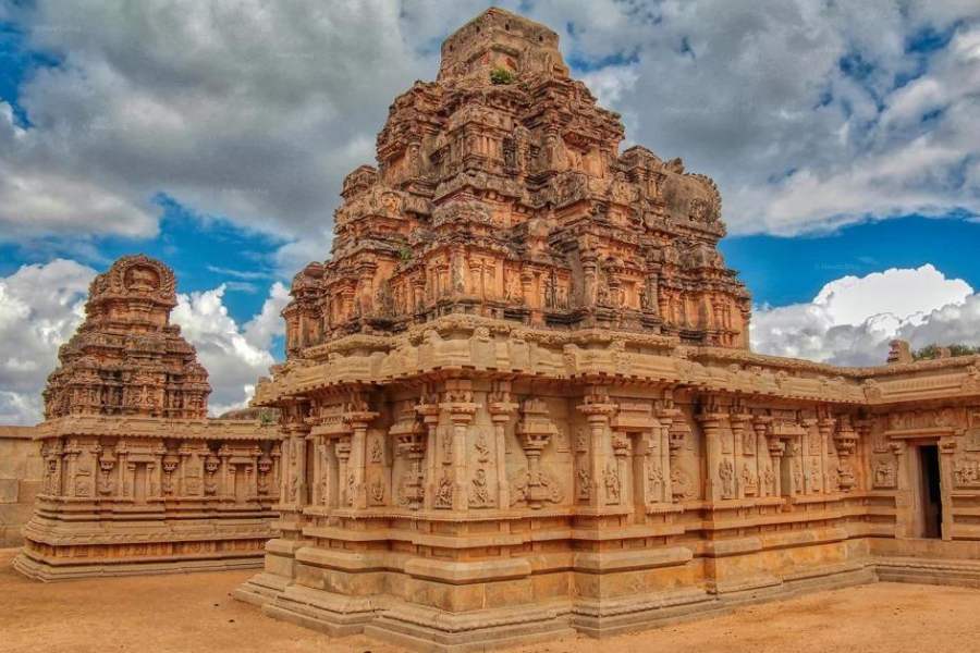 ৩. হাজারা রাম স্মৃতিসৌধ -   এটিও মূর্তি ছাড়া মন্দির। রামায়ণ সম্পর্কে মন্দিরের দেওয়ালে ১০০০ শিল্পকলা আছে।