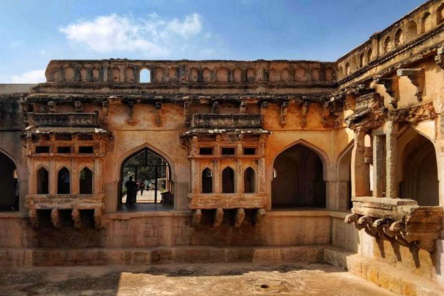 ৪. রানির স্নানাগার -   এই স্নানাগার রাজা এবং তাঁর স্ত্রীদের জন্য রাজকীয় স্নানপর্বের বিলাসবহুল জীবনধারা প্রদর্শন করে।   জটিল নকশা এবং গম্বুজ আকৃতির অসামান্য কারুকাজ করা ছাদ, সুন্দরভাবে ডিজাইন করা বারান্দা, ছোট জানালা এবং নীল আকাশের নীচে আয়তক্ষেত্রাকার 'পুল' রানির স্নানের সৌন্দর্য-বিলাসিতাকে আরও নিখুঁত ভাবে ফুটিয়ে তোলে।  এই স্থানের ভেতরে হাম্পির হস্তশিল্প এবং ভাস্কর্যগুলো বিক্রি হয়।