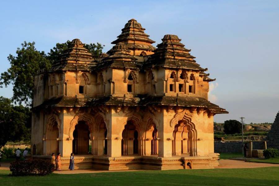 ৫. লোটাস মহল -   এটি একটি ধর্মনিরপেক্ষ স্থাপনা। হাম্পিতে দ্রষ্টব্য সবচেয়ে সুন্দর স্থানগুলোর মধ্যে এটি একটি।   লোটাস মহলে পদ্ম-আকৃতির একটি কাঠামো রয়েছে এবং সেটি তার চমৎকার ইন্দো-ইসলামিক স্থাপত্যের জন্য ব্যাপক বিখ্যাত।