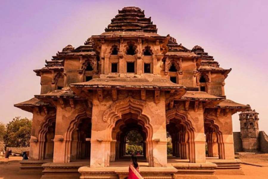 লোটাস মহলের কেন্দ্রীয় গম্বুজ দেখতে পদ্মের কুঁড়ি এবং পাপড়ির মতো।   এই মহলের খিলানযুক্ত জানালাগুলিকে ধরে রাখার জন্য ২৪টি স্তম্ভ রয়েছে।