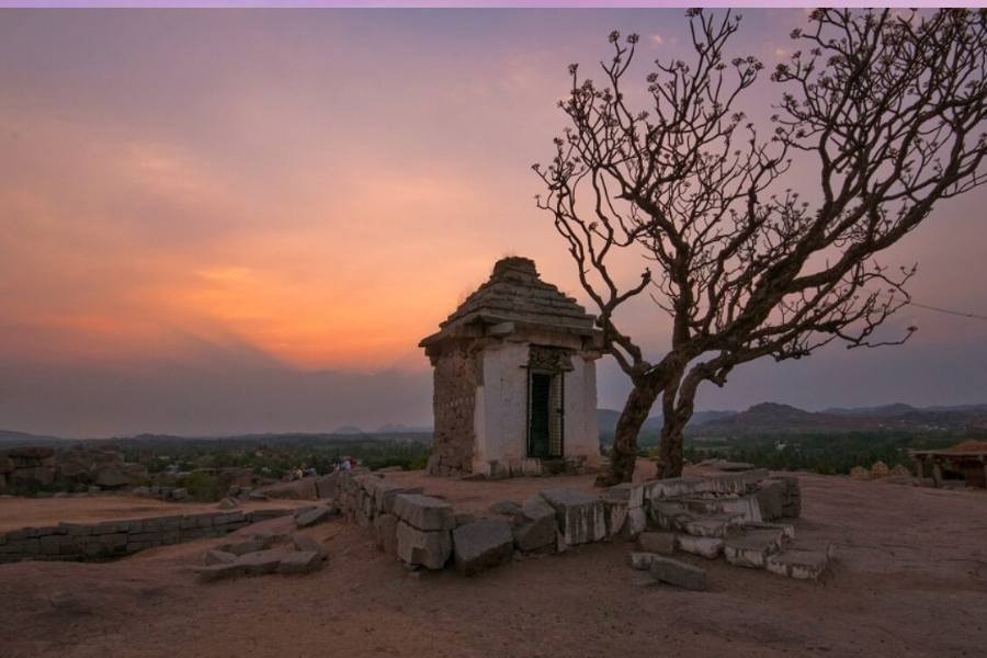 ৬. হেমাকুটা পাহাড়ি মন্দির -  হেমাকুটা পাহাড় একট বিস্তৃত অঞ্চল এবং এখানে হাম্পির ধ্বংসাবশেষ, মন্দির এবং খিলানের দর্শনীয় দৃশ্য দেখা যায়।   পাহাড়ের চুড়ো থেকে সূর্যোদয় এবং সূর্যাস্তের সৌন্দর্য দেখতে শ্বাসরুদ্ধকর লাগে।