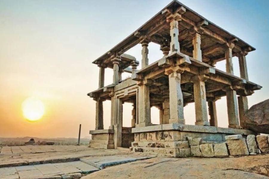 গোটা পাহাড়টি অনেক হিন্দু মন্দির, প্রাচীরের ধ্বংসাবশেষের এক মনোরম স্থান।   হেমাকুটা পার্বত্য মন্দির পরিদর্শন ছাড়া হাম্পি ভ্রমণ অসম্পূর্ণ!