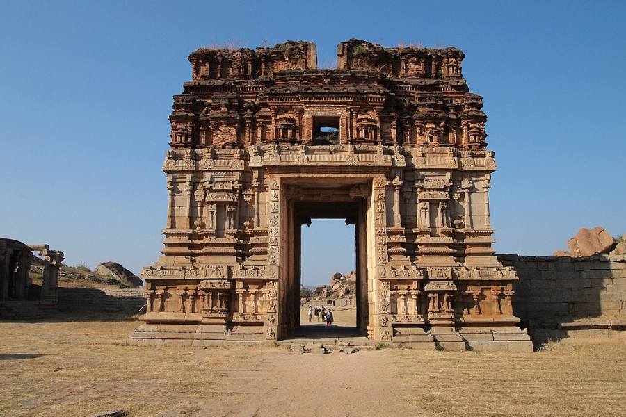 ৭. অচ্যুতরায় স্মৃতিসৌধ -   ভগবান শিবের উদ্দেশ্যে নিবেদিত ভূগর্ভস্থ স্মৃতিস্তম্ভ। ভগবান শিবের ভূগর্ভস্থ মন্দির। বর্তমানে শিবলিঙ্গের অনুপস্থিতির কারণে একে বলা হয় স্মৃতিসৌধ।