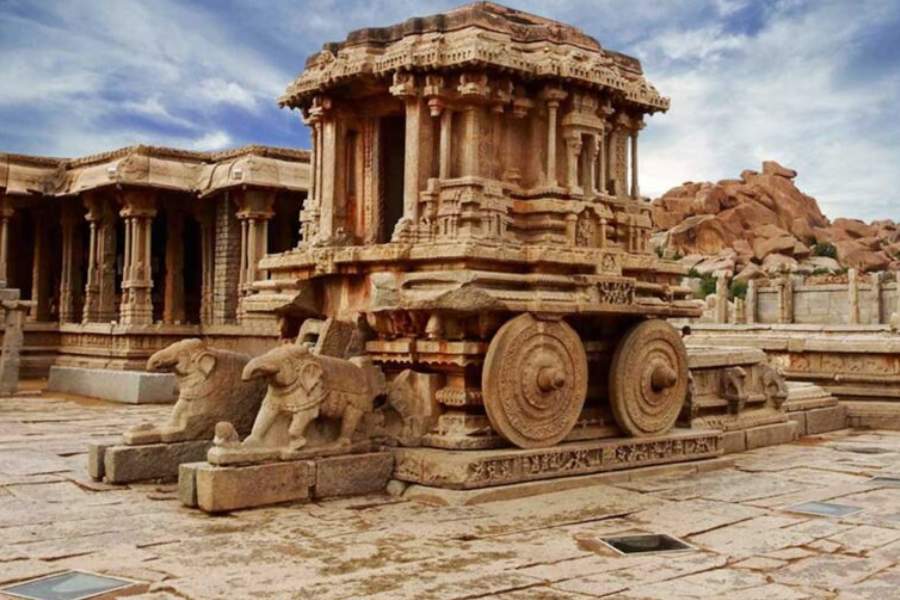 কীভাবে যাবেন - কলকাতা থেকে ট্রেনে বা বিমানে বেঙ্গালুরু। সেখান থেকে গাড়িতে যেতে হয় হাম্পি। সড়কপথে দূরত্ব প্রায় তিনশো কিলোমিটার। সময় লাগে ঘন্টা ছয়েক।  থাকার জায়গা - হাম্পিতে অনেক ধরনের ছোট-বড় হোটেল ছাড়াও গেস্ট হাউস আছে কয়েকটা।