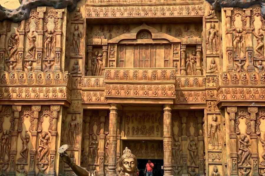 এ বার তাঁদের  পুজো সাত বছরে। এদের পুজোয় উঠে এসেছে ইলোরা গুহা।