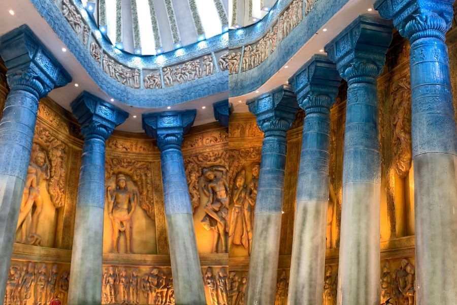 গুহার বিভিন্ন কারুকার্য তুলে ধরা হয়েছে।