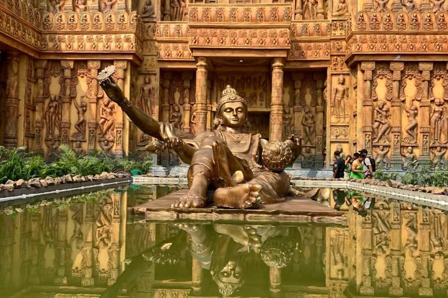 সামনে তৈরি করা হয়েছে কৃত্রিম জলাশয়।