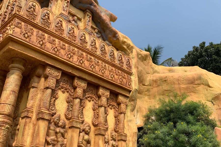  মণ্ডপ তৈরি করেছেন শিল্পী অভয় পারিয়া।