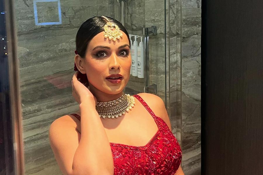 কিশোরী বয়সে বাবাকে হারিয়েছিলেন। অভিনয়ে নামার পর এমন সময়ের মধ্যে দিয়েও দিন কাটিয়েছেন যখন স্টুডিয়োর সামনে টাকার জন্য হাত পেতে দাঁড়িয়ে থাকতে হত। বর্তমানে মুম্বইয়ে তিনটি বেডরুমবিশিষ্ট বাড়ি রয়েছে তাঁর। সংগ্রহে রয়েছে একাধিক বিলাসবহুল গাড়ি। মধ্যবিত্ত পরিবার থেকে উঠে আসা টেলি অভিনেত্রী নিয়া শর্মার কেরিয়ারের পথ অবশ্য খুব একটা সহজ ছিল না।