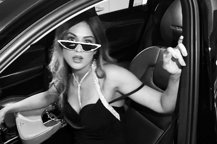 নিয়ার কেরিয়ার বাঁক নেয় ২০১১ সালে। ‘এক হাজারো মে মেরি বেহনা হ্যায়’ ধারাবাহিকে মুখ্যচরিত্রে অভিনয় করে দর্শকের মনে জায়গা করে নেন তিনি। ছোট পর্দার অভিনেত্রী হিসাবে সম্ভবত তিনিই প্রথম যিনি ক্যামেরার সামনে সম্পূর্ণ মাথা মুড়িয়ে ধরা দিয়েছিলেন।