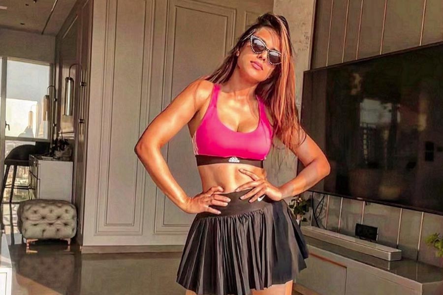 নিয়া আরও বলেন, ‘‘এ তো আমার টাকা, শ্রমের টাকা। তার জন্যও আমায় অনুরোধ করতে হত। হাত পেতে, রীতিমতো কান্নাকাটি করে পারিশ্রমিক আদায় করতে হত।’’