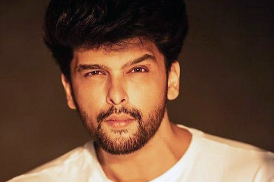 ছোট পর্দার অভিনেতা কুশল টন্ডনের সঙ্গেও নাম জড়ায় নিয়ার। ‘এক হাজারো মে মেরি বেহনা হ্যায়’ ধারাবাহিকের শুটিংয়ের সূত্রে নিয়ার সঙ্গে কুশলের আলাপ হয়। সহ-অভিনেতার সঙ্গে ভাব জমে ওঠে নিয়ার। তার পর থেকেই কানাঘুষো শোনা যেতে থাকে যে কুশলের সঙ্গে সম্পর্কে রয়েছেন নিয়া।