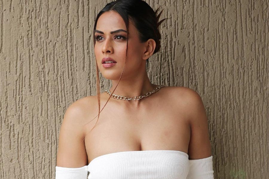 ২০১৭ সালে ‘ফিয়ার ফ্যাক্টর: খতরো কি খিলাড়ি’ রিয়্যালিটি শোয়ে প্রতিযোগী হিসাবে অংশগ্রহণ করেন নিয়া। এই শোয়ের সঞ্চালনার দায়িত্বে ছিলেন বলিপাড়ার প্রথম সারির ছবিনির্মাতা রোহিত শেট্টি। এই পর্বে ‘ফাইনালিস্ট’-এর তালিকায় নিজের নাম লিখিয়েও জিততে পারেননি নিয়া।