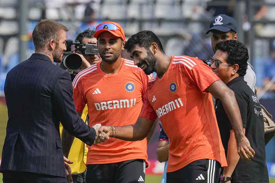 যশপ্রীত বুমরার সঙ্গে হাত মেলাচ্ছেন ডেভিড বেকহ্যাম। দেখছেন সূর্যকুমার যাদব এবং সচিন তেন্ডুলকর।