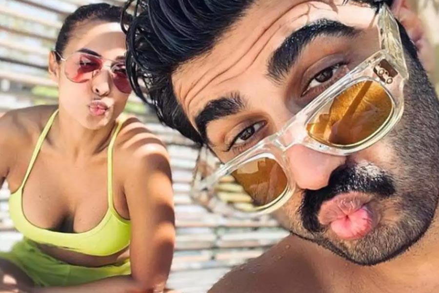 বলি অভিনেত্রী মালাইকা অরোরার সঙ্গে সম্পর্কে জড়ানোর পর কটাক্ষের শিকার হয়েছিলেন অভিনেতা অর্জুন কপূর। বয়সের পার্থক্য নিয়ে নানা রকম মন্তব্য শুনতে হয়েছিল অর্জুনকে। সম্পর্ক নিয়ে এ বার কটাক্ষের শিকার হলেন অভিনেতার বোন অংশুলা কপূর।