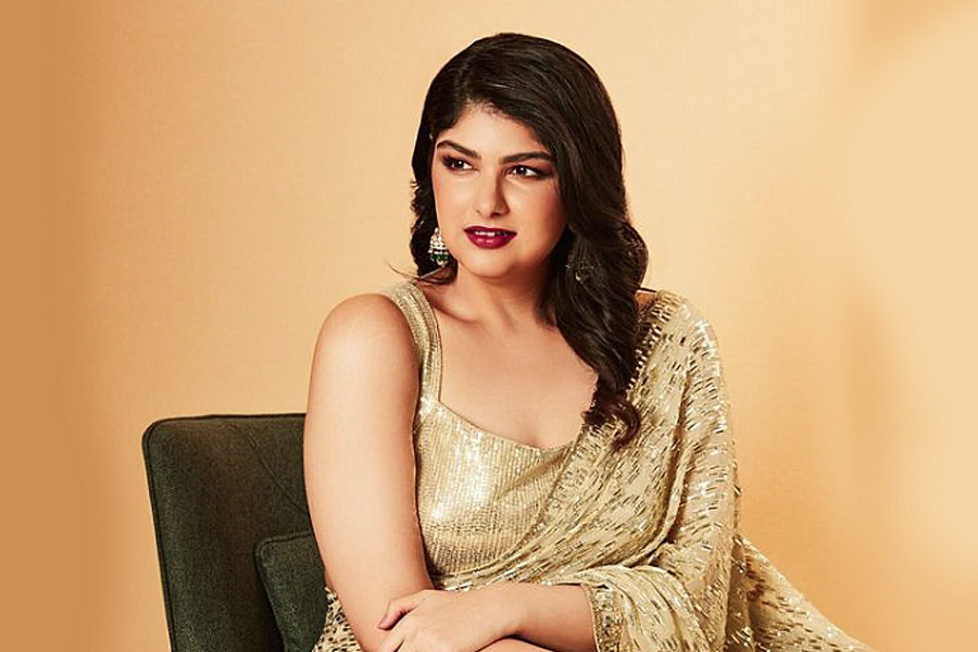 চলতি মাসের শুরু থেকেই বলিপাড়ায় চলছে দীপাবলির উদ্‌যাপন। বলি তারকাদের বাড়ি সেজে উঠেছে আলোয়। দীপাবলি উপলক্ষে আয়োজনেরও শেষ নেই। সম্প্রতি একটি দিওয়ালি পার্টিতে অতিথি হিসাবে উপস্থিত ছিলেন অংশুলা।