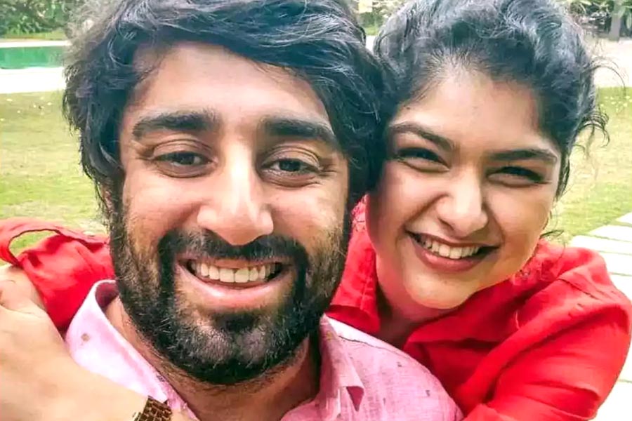 অংশুলার পাশে ছিলেন তাঁর প্রেমিক রোহন ঠক্কর। হাতে হাত রেখে প্রেমিকের সঙ্গে এই প্রথম জনসমক্ষে দেখা দিলেন অংশুলা। তার পরেই কটাক্ষ এবং তীব্র সমালোচনার শিকার হন তিনি।