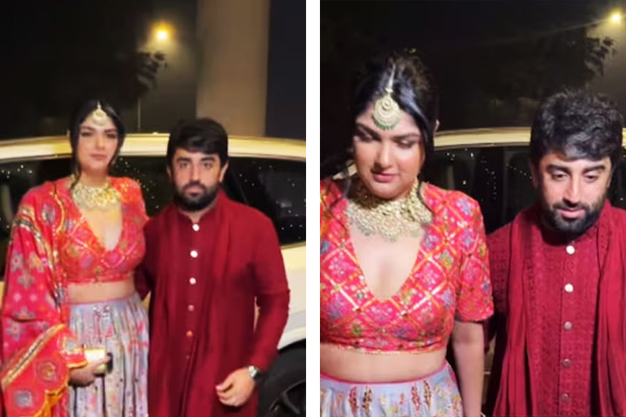 দিওয়ালির পার্টিতে অংশুলা এবং রোহনকে একসঙ্গে গাড়ি থেকে নামতে দেখা যায়। অংশুলার পরনে ছিল লাল রঙের লেহঙ্গা। রোহনের পরনে ছিল লাল রঙের শেরওয়ানি। রংমিলান্তি করে পোশাক পরে পার্টিতে গিয়েছিলেন অংশুলা এবং রোহন। রেখেছিলেন হাতে হাত। কিন্তু সমালোচনা কেন ঘিরে ধরল এই জুটিকে?