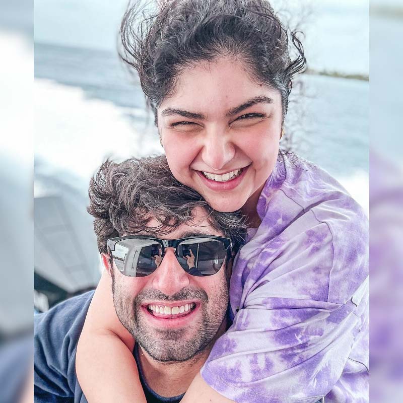 অর্জুন অভিনয় জগতের সঙ্গে যুক্ত হলেও অভিনয় থেকে শতহস্ত দূরে অংশুলা। অভিনয় করেন না তাঁর প্রেমিক রোহনও। তিনি পেশায় চিত্রনাট্যকার। একাধিক ভাষায় কাজ করতে দেখা যায় রোহনকে।