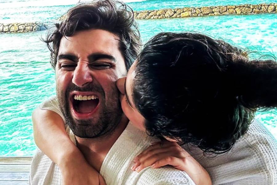 রোহনের উচ্চতা কম হওয়ায় নেটব্যবহারকারীদের কেউ কেউ বলেন, ‘‘তুমি চেয়েছিলে তোমার প্রেমিকের উচ্চতা তোমার চেয়ে কম হোক। যখন খুশি কোলে নিয়ে ঘুরতে পারবে।’’