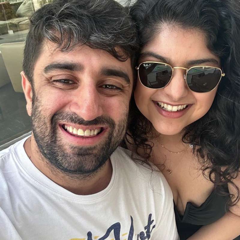 নেটব্যবহারকারীদের অনেকে বলেন, ‘‘প্রেমিকের উচ্চতা এত কম! দেখতে তো মা-ছেলের মতো লাগছে।’’ প্রথম বার প্রেমিকের হাত ধরে জনসমক্ষে আসার পর এই ধরনের নেতিবাচক মন্তব্যের শিকার হয়ে যদিও কোনও মন্তব্য করেননি অংশুলা।