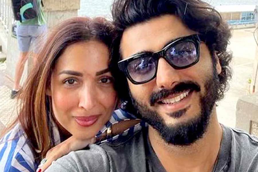 মালাইকার সঙ্গে সম্পর্কে জড়ানোর পরেও একই ধরনের পরিস্থিতির মধ্যে দিয়ে যেতে হয়েছিল অর্জুনকে। আরবাজ় খানের সঙ্গে মালাইকার বিবাহবিচ্ছেদের জন্য অর্জুনকেই দায়ী করেন অনেকে।