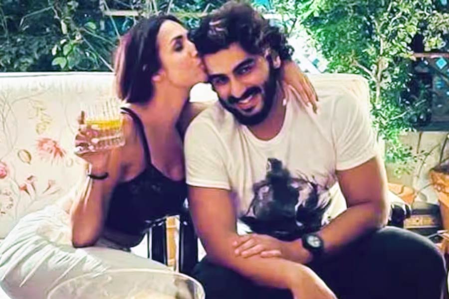 অর্জুন এবং মালাইকার বয়সের পার্থক্য অনেকটাই বেশি। মালাইকার চেয়ে প্রায় ১০ বছরের ছোট অর্জুন। বয়সের পার্থক্য বেশি হওয়া সত্ত্বেও কী করে মালাইকার সঙ্গে সম্পর্কে রয়েছেন তা নিয়ে প্রশ্নবাণে বিদ্ধ করা হয়েছিল অর্জুনকে।