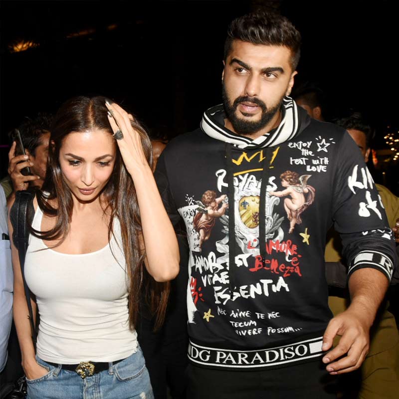 মালাইকা এবং অর্জুনের ছবি দেখে নেটব্যবহারকারীদের কেউ কেউ মন্তব্য করেছিলেন, ‘‘অর্জুন এবং মালাইকাকে একসঙ্গে দেখে মনে হয় যেন মা তাঁর ছেলেকে নিয়ে ঘুরতে বেরিয়েছেন।’’