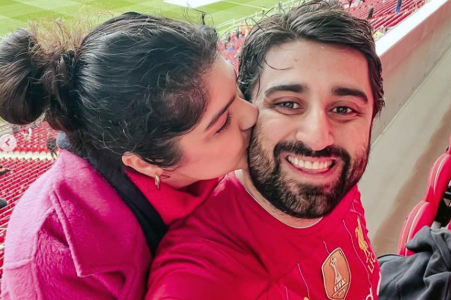 বলিপাড়া সূত্রে খবর, ২০২২ সালের গোড়া থেকে রোহনের সঙ্গে সম্পর্কে রয়েছেন অংশুলা। সম্পর্ক নিয়ে প্রকাশ্যে কোনও রকম মন্তব্য না করলেও কপূর পরিবারের সদস্যেরা তাঁদের সম্পর্কের ব্যাপারে জানেন।