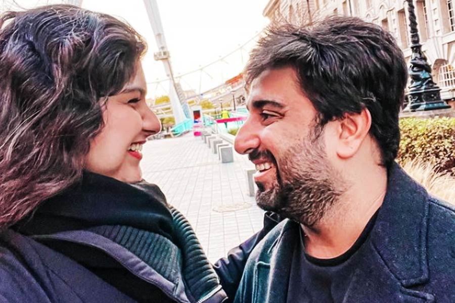 রোহনের সঙ্গে বাইরেও ঘুরতে যান অংশুলা। সমাজমাধ্যমে মাঝেমধ্যে রোহনের সঙ্গে ছবিও পোস্ট করেন অংশুলা। বলিপাড়ায় কানাঘুষো শোনা যায়, রোহনের সঙ্গে নাকি শীঘ্রই সাত পাকে বাঁধা পড়তে চলেছেন অর্জুনের বোন।