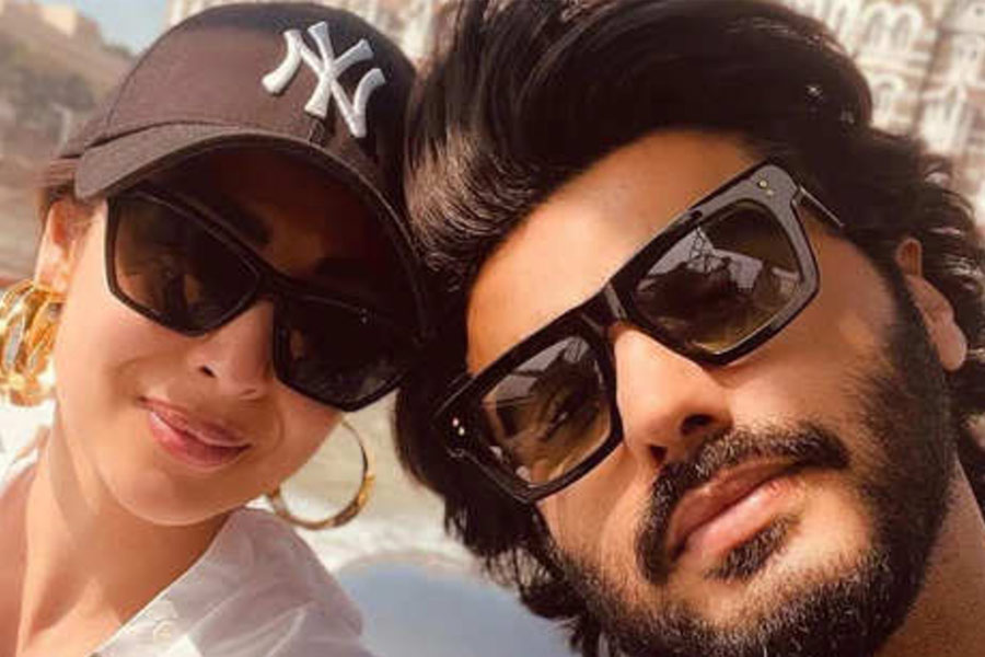 কানাঘুষো শোনা যাচ্ছে, অর্জুনের সঙ্গে মালাইকার সম্পর্কের ভিত নাকি নড়ে গিয়েছে। অভিনেত্রীর ৪৮তম জন্মদিনে মালাইকার সঙ্গে ছিলেন না অর্জুন। দুবাইয়ে অর্জুনহীন জন্মদিন পালন করেন মালাইকা।