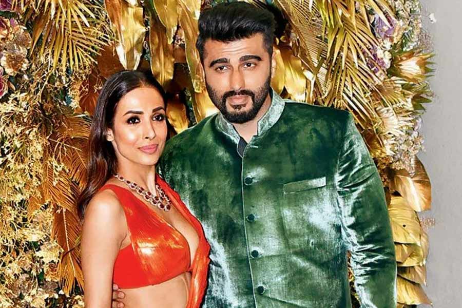 সম্প্রতি কপূর পরিবারের তরফে দীপাবলি উপলক্ষে একটি অনুষ্ঠানের আয়োজন করা হয়েছিল। সেই অনুষ্ঠানে অর্জুন উপস্থিত থাকলেও মালাইকার দেখা মেলেনি।