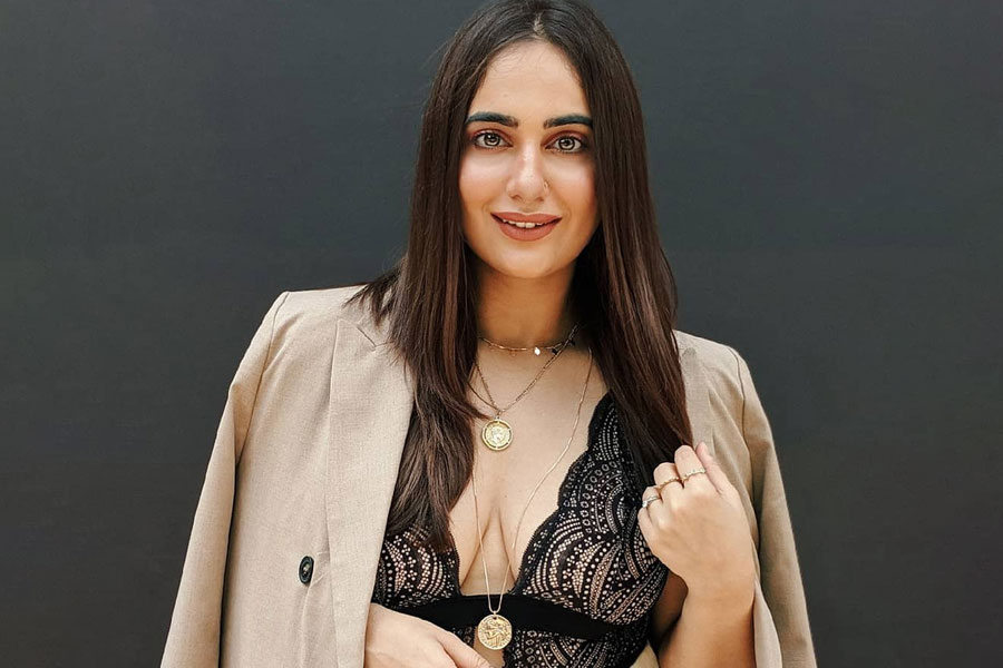 বলিপাড়ায় কানাঘুষো শোনা যায়, অর্জুন এবং মালাইকার বিচ্ছেদের নেপথ্যে নাকি রয়েছেন সমাজমাধ্যম প্রভাবী কুশা কপিলা। অর্জুনের সঙ্গে তাঁর বন্ধুত্ব নাকি হঠাৎ করেই গাঢ় হয়ে গিয়েছে বলে বলিপাড়ার একাংশের দাবি।