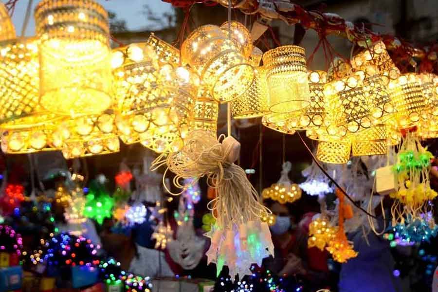 আলোর উৎসব দীপাবলি। টুনি বাল্‌ব থেকে শুরু করে রকমারি প্রদীপ কিংবা বাজি, বছরের এই একটা সময়ে নানা আলোর উপাদানে ভরে ওঠে ভারতের বাজার। ঘর সাজানোর রংবেরঙের আলো বাড়িতে নিয়ে যান মানুষ।
