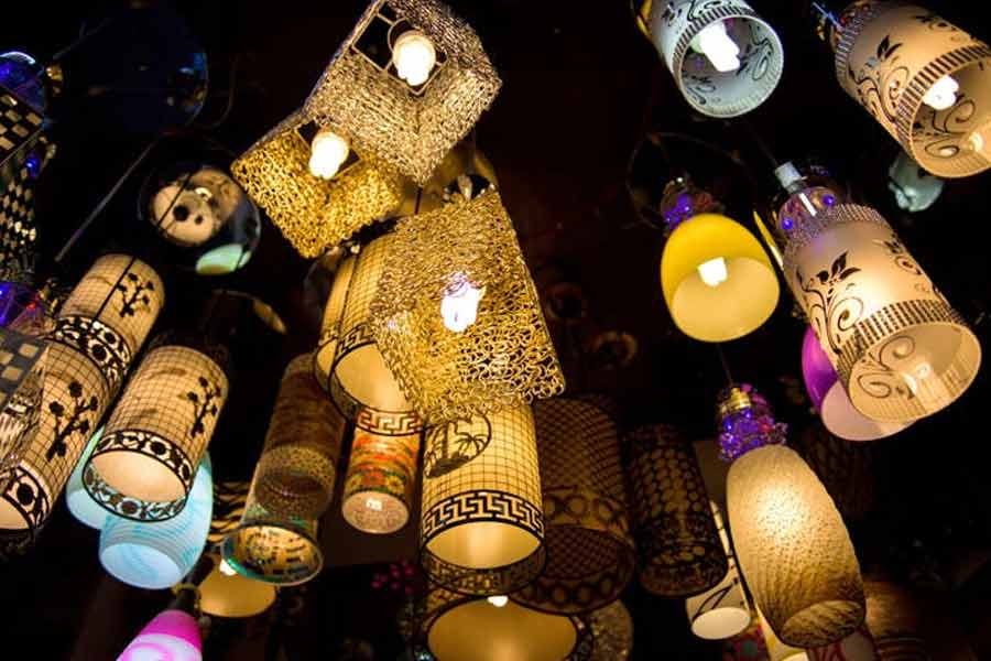 তবে এ বার হয়তো ছন্দপতন ঘটেছে। ভারতের দীপাবলির বাজারে চিনা পণ্যের বিক্রির ধুম দেখা যায়নি। প্রতি বারের মতো চিনা আলোর জন্য চেনা উন্মাদনা ছিল না। বরং এ বারের বাজারে দেশীয় পণ্যের পরিমাণ বেশি ছিল বলে দাবি।