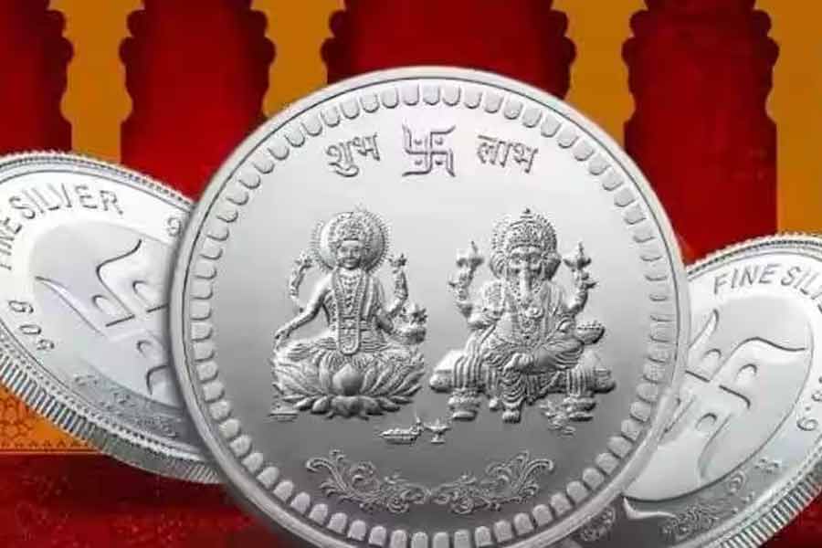 দীপাবলির বাজারের সঙ্গে ওতপ্রোত ভাবে জড়িয়ে থাকে ধনতেরসের পরিসংখ্যান। দেশ জুড়ে এই দিনটিতে প্রচুর বিক্রিবাটা হয়ে থাকে। ধনতেরসে সোনা, রুপো কিংবা যে কোনও বৈদ্যুতিন জিনিসপত্র কেনাকে শুভ বলে মনে করা হয়।