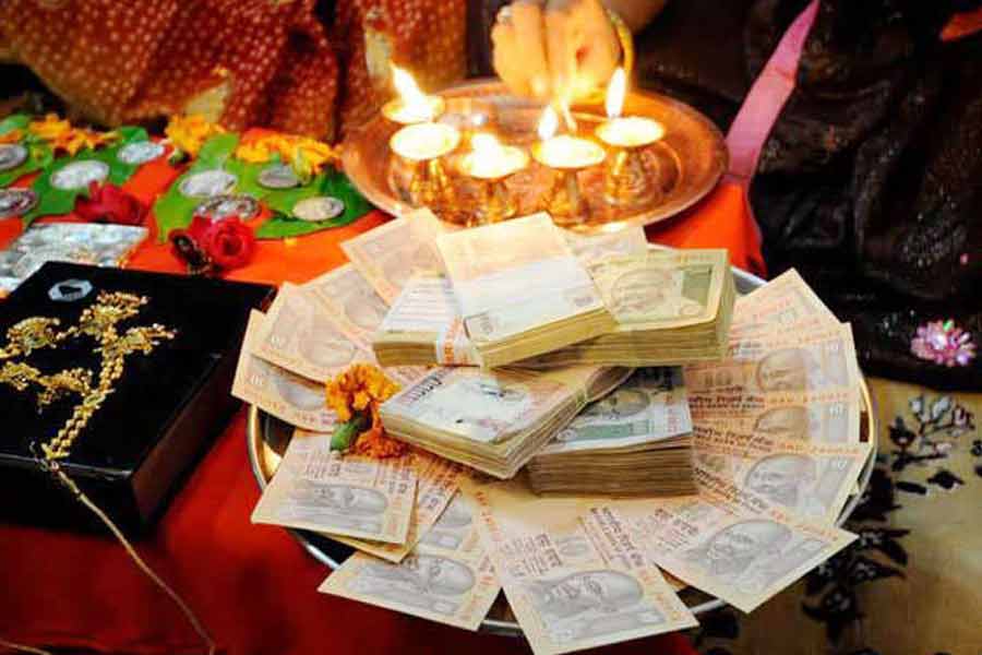 ধনতেরসের বাজারেও চিনা পণ্যের বিক্রিতে প্রতি বছরের চেনা ছবি এ বার দেখা যায়নি। বরং সেই বিক্রি খানিকটা কমেছে বলে দাবি করা হচ্ছে। এই ‘ট্রেন্ড’ ভারতীয় ব্যবসায়ীদের উৎসাহিত করেছে।