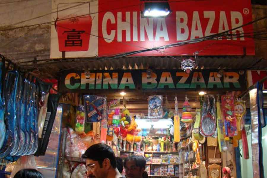 কেন হঠাৎ এই ট্রেন্ড? চিনা পণ্যের জনপ্রিয়তা কি কমছে ভারতে? বাণিজ্যিক কর্তারা অবশ্য অন্য দাবি করছেন। তাঁরা এর জন্য কেন্দ্রীয় সরকারের নীতিকেই কৃতিত্ব দিচ্ছেন।